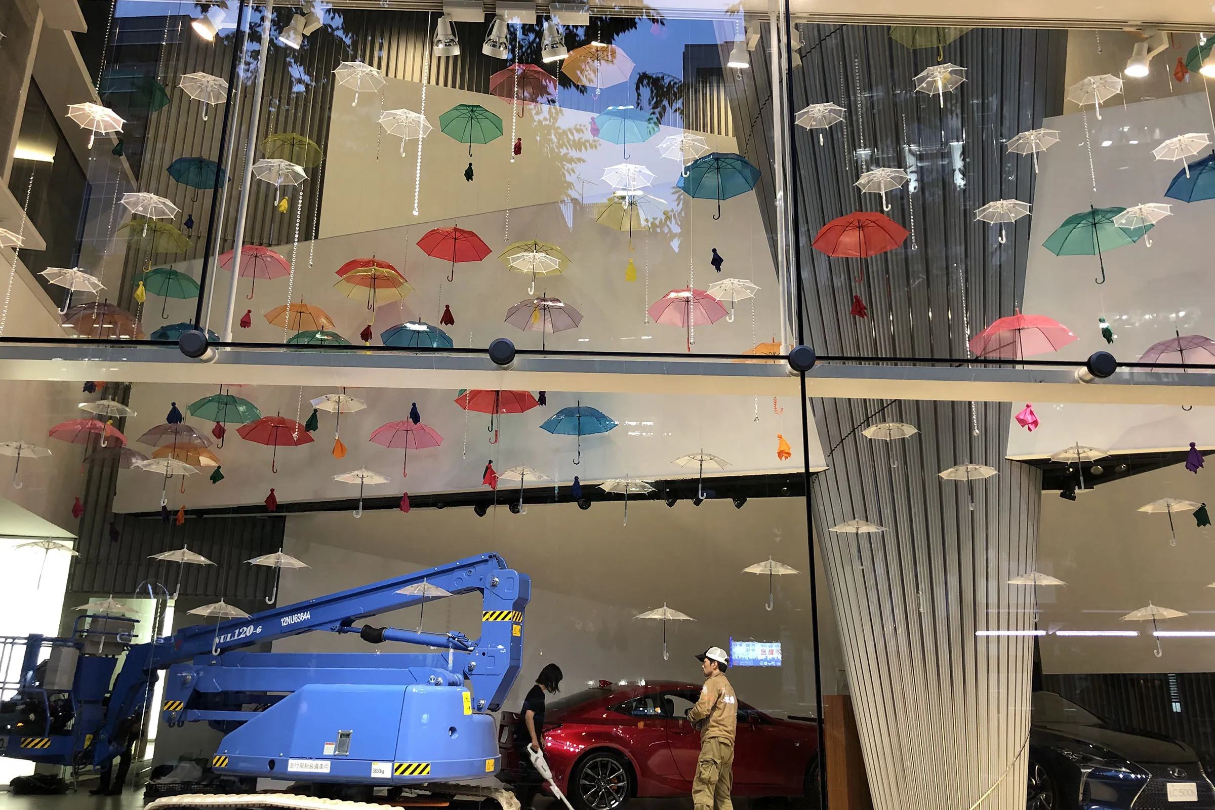 カラフルなビニール傘を使用した吊り下げ空間インスタレーション
